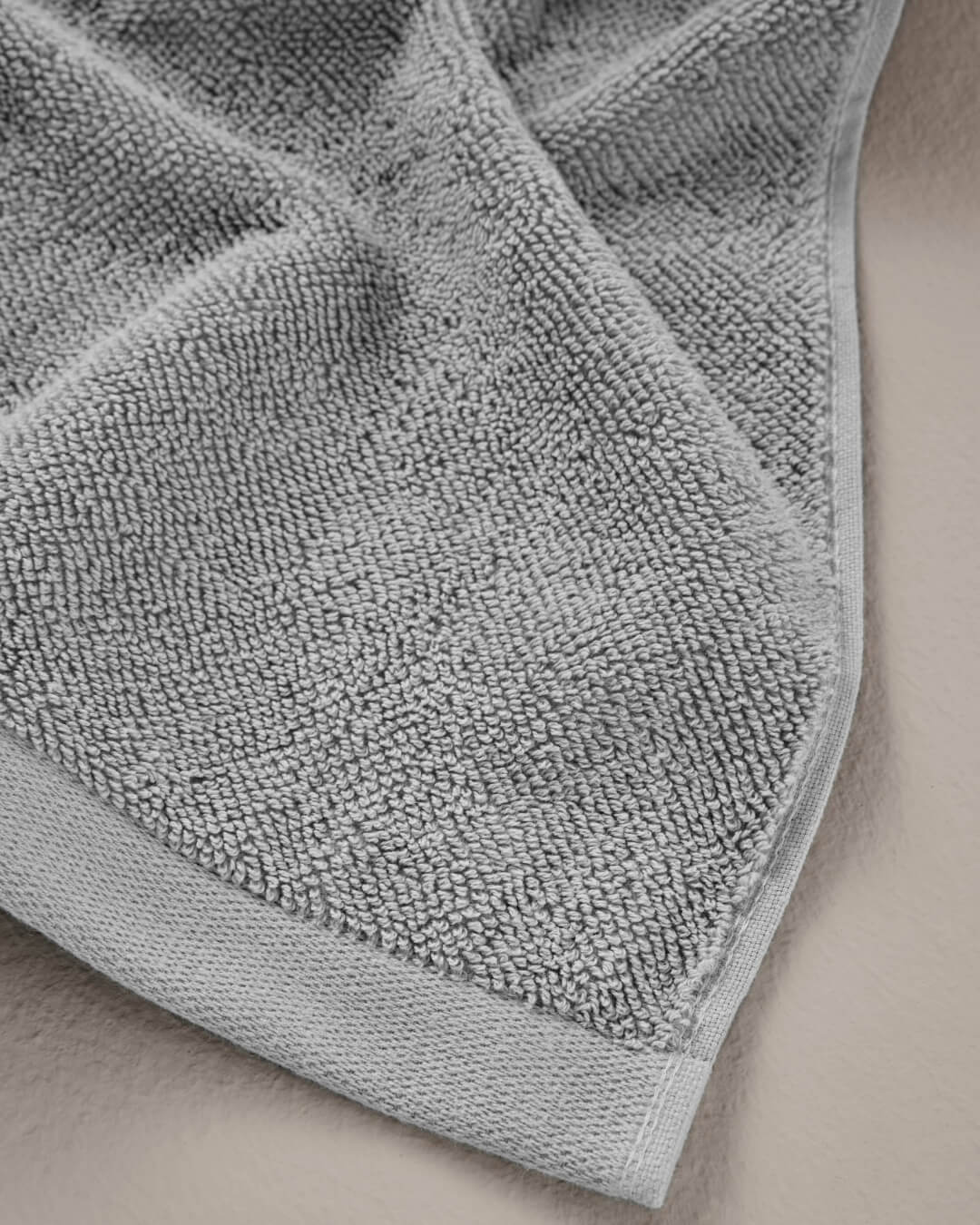 Detailaufnahme Frottee Velour Handtuch in Cloud (Hellgrau)