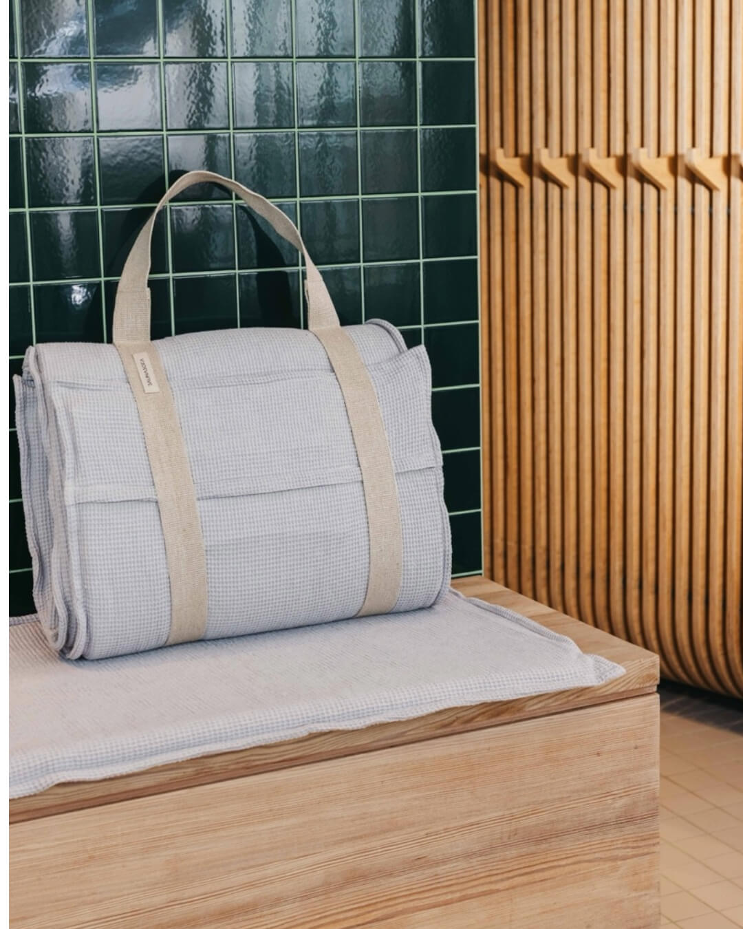 Zusammengerolltes Saunasofa Set long mit Tragegurt in Grau $ Farbe Grau