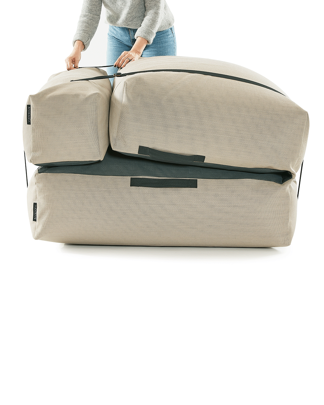 Das Poolsofa kann kompakt zusammengeklappt und mit Gurten fixiert werden.