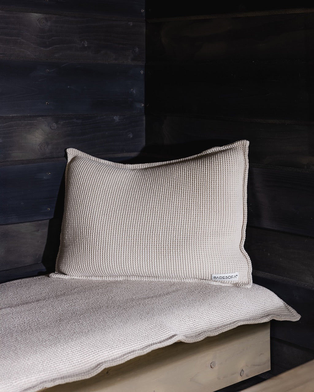 Nahaufnahme von einem Saunakopfkissen und einer Saunaauflage in der Farbe Perlmutt . 